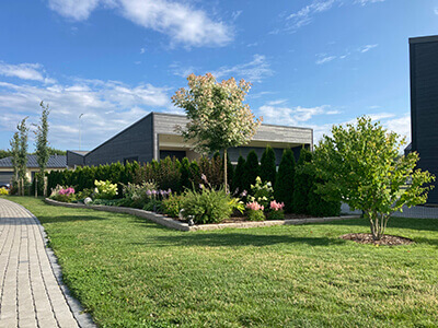 Tugimüüriga tõstetud istutusala eraaias.