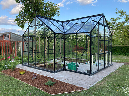 Kaasaegsed kasvuhooned saab sisustada ka aiamaja funktsioonile sobivaks.